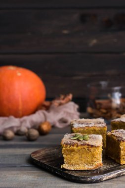 Şeker-tarçın kabuğu ve her gün tatil için ev yapımı kabak çubuklarıyla