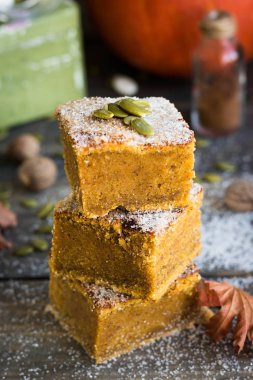 Şeker-tarçın kabuğu ve her gün tatil için ev yapımı kabak çubuklarıyla