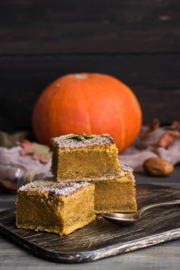 Şeker-tarçın kabuğu ve her gün tatil için ev yapımı kabak çubuklarıyla