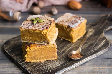 Şeker-tarçın kabuğu ve her gün tatil için ev yapımı kabak çubuklarıyla