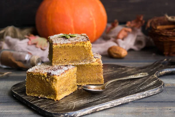 Şeker-tarçın kabuğu ve her gün tatil için ev yapımı kabak çubuklarıyla