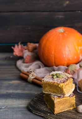 Şeker-tarçın kabuğu ve her gün tatil için ev yapımı kabak çubuklarıyla