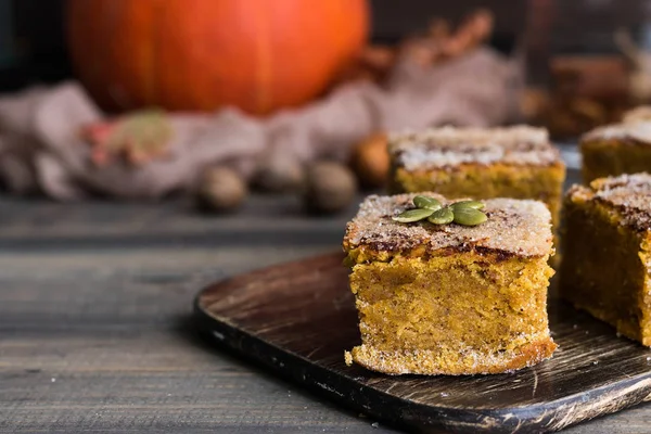 Şeker-tarçın kabuğu ve her gün tatil için ev yapımı kabak çubuklarıyla