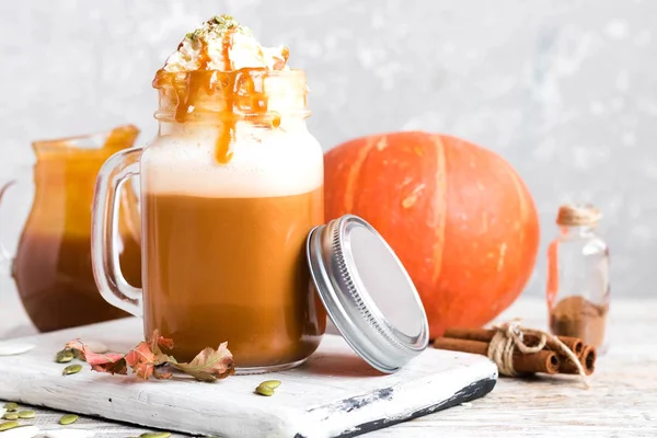 Latte Abóbora Picante Com Especiarias Boné Chantilly Decorado Com Caramelo — Fotografia de Stock