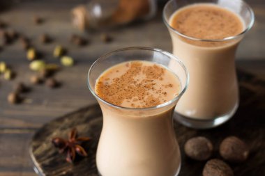 Geleneksel Hint masala çay. Aromatik baharatlar ve süt ile baharatlı çay.