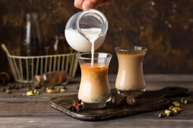Geleneksel Hint masala çay. Aromatik baharatlar ve süt ile baharatlı çay.