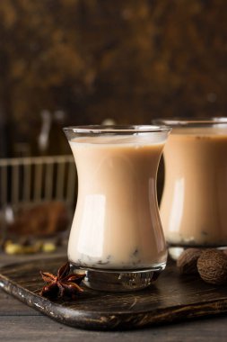 Geleneksel Hint masala çay. Aromatik baharatlar ve süt ile baharatlı çay.