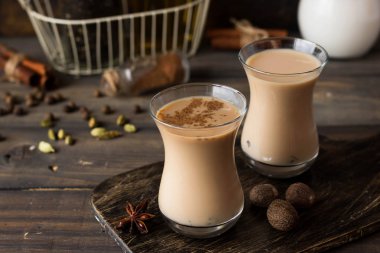 Geleneksel Hint masala çay. Aromatik baharatlar ve süt ile baharatlı çay.
