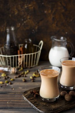 Geleneksel Hint masala çay. Aromatik baharatlar ve süt ile baharatlı çay.