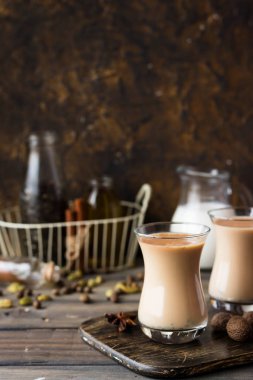 Geleneksel Hint masala çay. Aromatik baharatlar ve süt ile baharatlı çay.