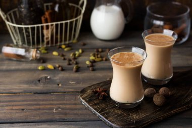 Geleneksel Hint masala çay. Aromatik baharatlar ve süt ile baharatlı çay.