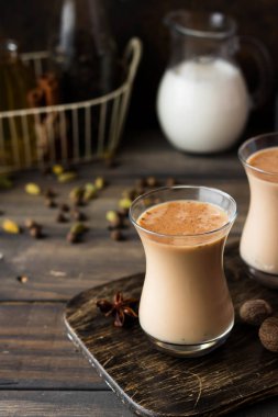 Geleneksel Hint masala çay. Aromatik baharatlar ve süt ile baharatlı çay.