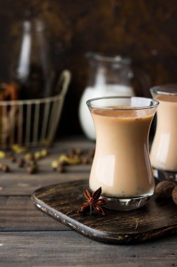 Geleneksel Hint masala çay. Aromatik baharatlar ve süt ile baharatlı çay.