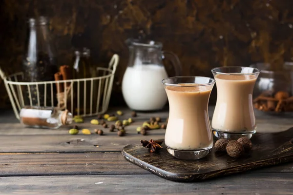 Geleneksel Hint masala çay. Aromatik baharatlar ve süt ile baharatlı çay.