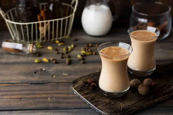 Geleneksel Hint masala çay. Aromatik baharatlar ve süt ile baharatlı çay.