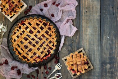 Geleneksel Amerikan kirazlı turta ve koyu ahşap arka plan üzerinde mini turta