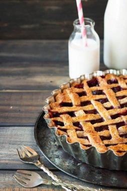 Geleneksel Amerikan kirazlı turta ve koyu ahşap arka plan üzerinde mini turta