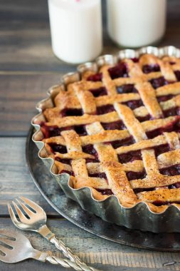 Geleneksel Amerikan kirazlı turta ve koyu ahşap arka plan üzerinde mini turta