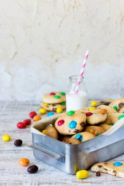 Renkli çikolata tatlılar ile Amerikan bisküvi