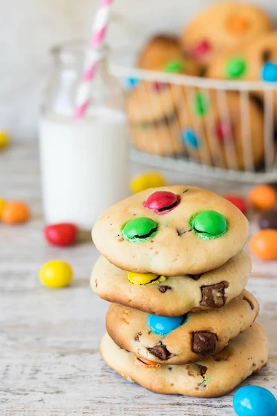 Galletas americanas con dulces de chocolate de colores — Foto de Stock