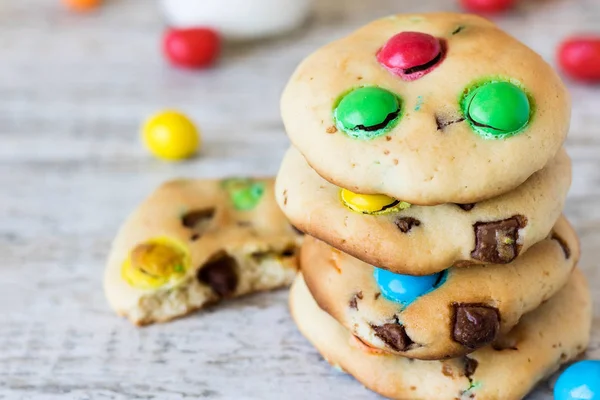 Galletas americanas con dulces de chocolate de colores — Foto de Stock