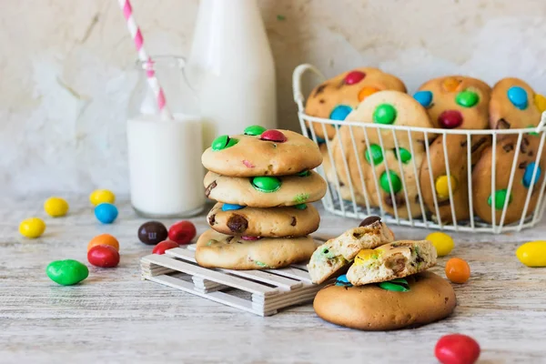 Galletas americanas con dulces de chocolate de colores — Foto de Stock