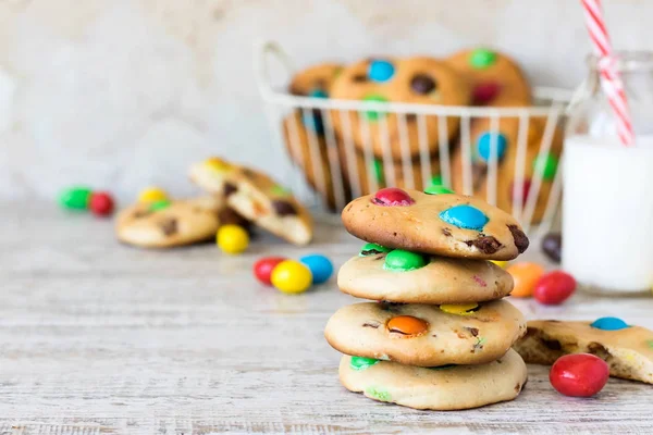 Huisgemaakte Amerikaanse Koekjes Met Kleurrijke Chocolade Snoep — Stockfoto