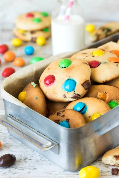 Galletas Americanas Caseras Con Dulces Chocolate Coloridos — Foto de Stock