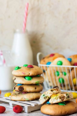Renkli çikolata tatlılar ile ev yapımı Amerikan bisküvi