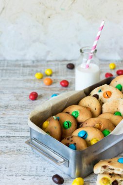 Renkli çikolata tatlılar ile ev yapımı Amerikan bisküvi