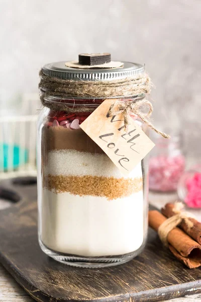 Sevgililer günü için bankada yazıt ile aşk ile kraft etiketi ile hediye olarak kurabiye için maddeler karışımı