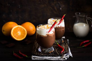 Sıcak çikolata portakal ve kırmızı biber ile sezon soğuk için ısınma