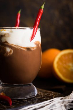 Sıcak çikolata portakal ve kırmızı biber ile sezon soğuk için ısınma