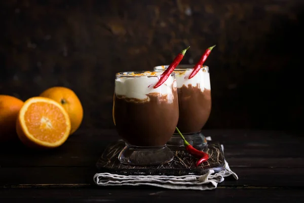 Aquecendo Chocolate Quente Com Laranja Pimenta Para Uma Estação Fria — Fotografia de Stock