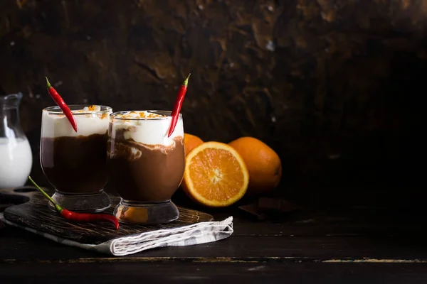 Aquecendo Chocolate Quente Com Laranja Pimenta Para Uma Estação Fria — Fotografia de Stock