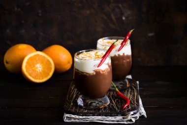 Sıcak çikolata portakal ve kırmızı biber ile sezon soğuk için ısınma