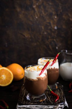 Sıcak çikolata portakal ve kırmızı biber ile sezon soğuk için ısınma