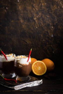 Sıcak çikolata portakal ve kırmızı biber ile sezon soğuk için ısınma