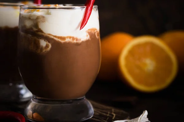 Aquecendo Chocolate Quente Com Laranja Pimenta Para Uma Estação Fria — Fotografia de Stock