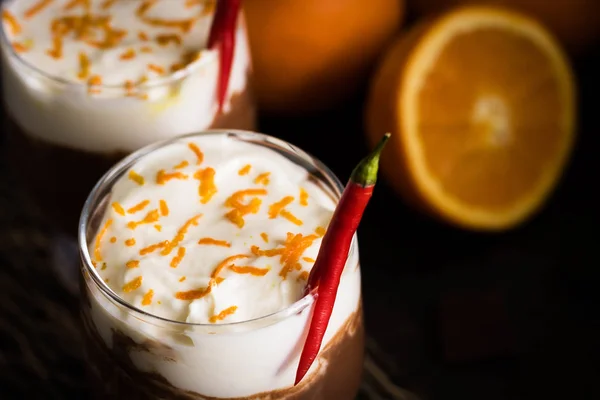 Aquecendo Chocolate Quente Com Laranja Pimenta Para Uma Estação Fria — Fotografia de Stock