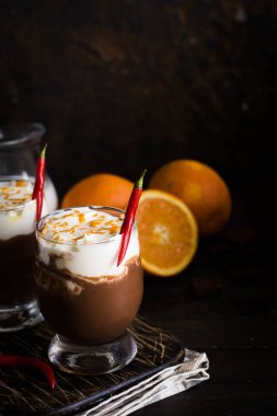 Sıcak çikolata portakal ve kırmızı biber ile sezon soğuk için ısınma