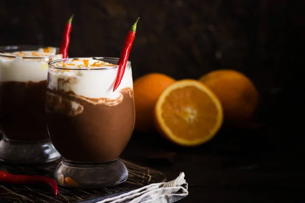 Aquecendo Chocolate Quente Com Laranja Pimenta Para Uma Estação Fria — Fotografia de Stock