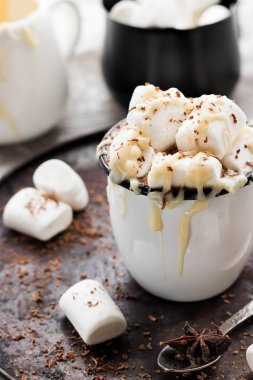 Kakao yoğunlaştırılmış süt, krema ve çikolata hafif bir arka plan üzerinde ile