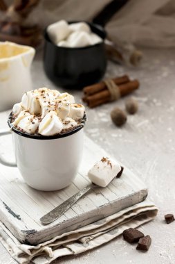 Kakao yoğunlaştırılmış süt, krema ve çikolata hafif bir arka plan üzerinde ile