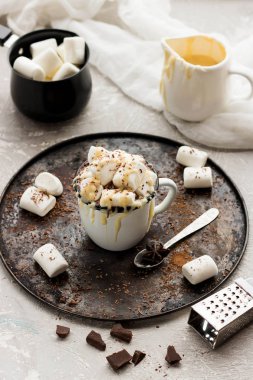 Kakao yoğunlaştırılmış süt, krema ve çikolata hafif bir arka plan üzerinde ile