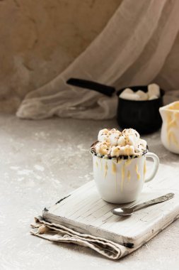 Kakao yoğunlaştırılmış süt, krema ve çikolata hafif bir arka plan üzerinde ile