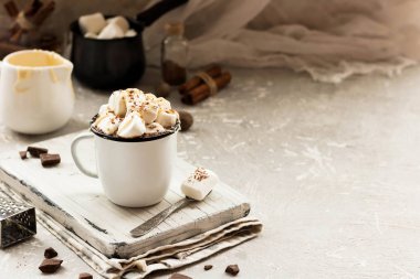 Kakao yoğunlaştırılmış süt, krema ve çikolata hafif bir arka plan üzerinde ile