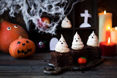 Tatlı Cadılar Bayramı çikolata kek meringues hayaletlerden ile için