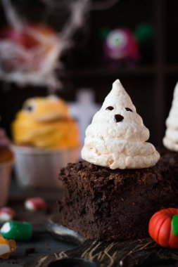 Tatlı Cadılar Bayramı çikolata kek meringues hayaletlerden ile için