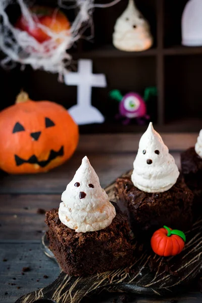 Tatlı Cadılar Bayramı çikolata kek meringues hayaletlerden ile için